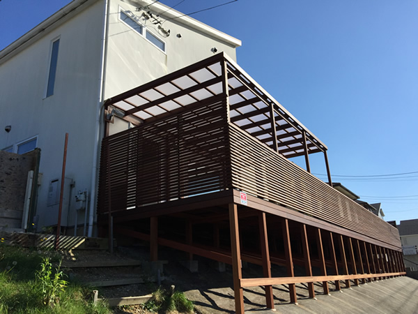 ウリンデッキ施工例（傾斜地）
