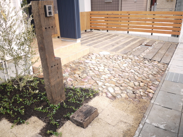 枕木のインタホーン＆植栽